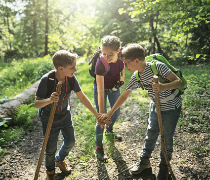 Kinder genießen es, an einem sonnigen Tag im Wald zu wandern. | © iStock/mgorthand